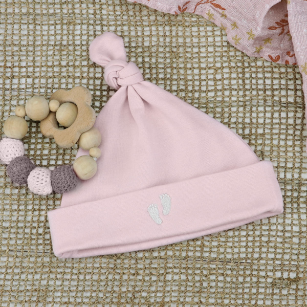 Baby Mütze mit Füße-Applikation